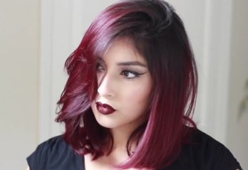 Le burgundy : la nouvelle tendance coloration qui revient en force !