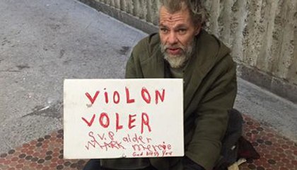 Un sans-abri se fait voler son violon dans la rue... Mais provoque un élan de solidarité