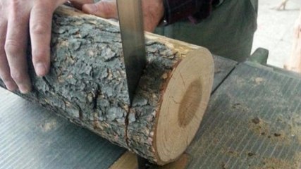 Cet homme coupe une bûche de bois en tranches... Regardez ce qu'il en fait !