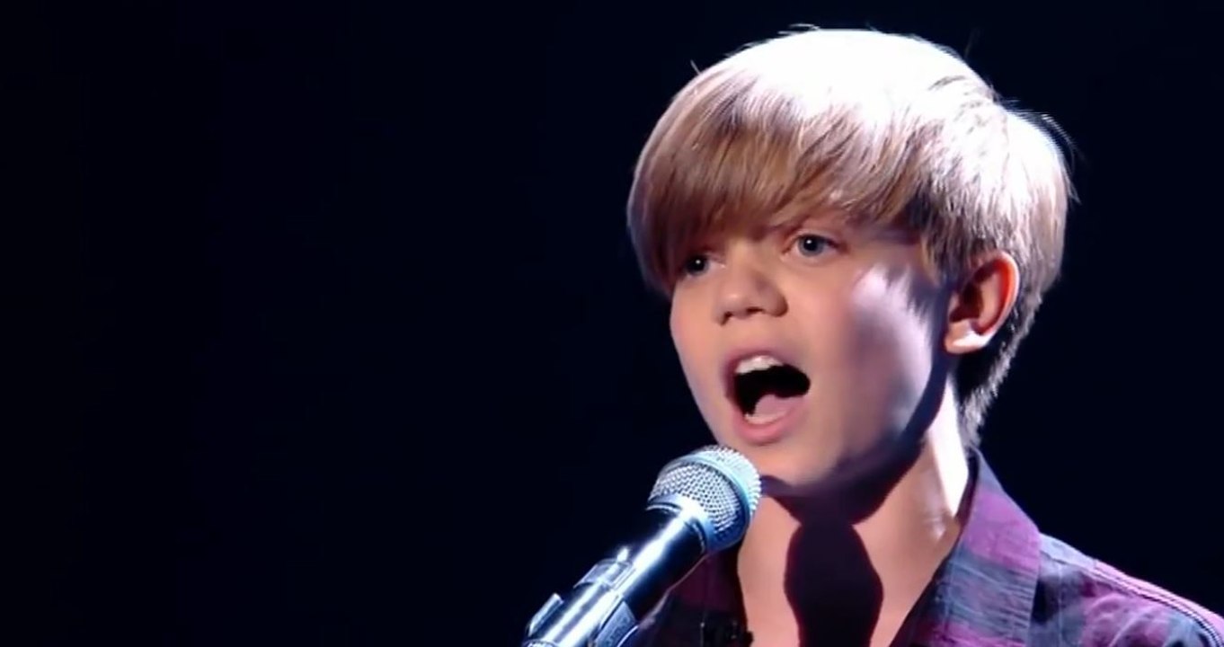 Il commence à chanter timidement... mais lorsqu'ils le rejoignent sur scène, le jury hallucine !