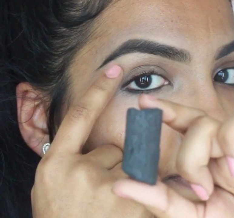 Cette vlogueuse beauté conseille de se dessiner les sourcils avec du charbon de bois !