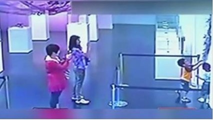 Ses enfants cassent une oeuvre au musée et la scène fait scandale