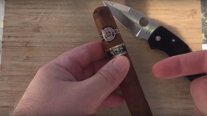 Il découpe un faux cigare cubain en deux pour voir ce qu'il y a dedans. Et le résultat est vraiment dégoûtant !