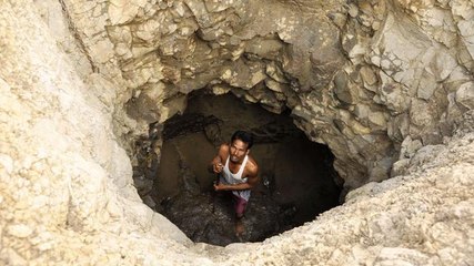 Pendant 40 jours, il creuse seul un puits pour que sa famille puisse avoir accès à l'eau