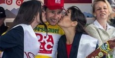 Cyclisme: la pose très suggestive de ce coureur et de ces deux hôtesses avec un salami sur le podium du tour d'Autriche fait le buzz !