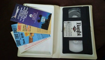 Elle voulait jeter ses vieilles cassettes vidéo mais fait une énorme découverte