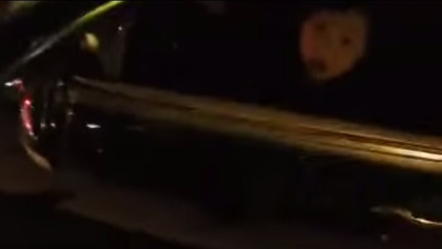 Elle ouvre la vitre de sa voiture lorsqu'un motard passe. Puis on lui dit de sortir rapidement de sa voiture...