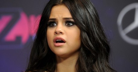 Selena Gomez adopte la frange seventies !