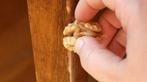 Comment faire disparaître les rayures sur une table en bois