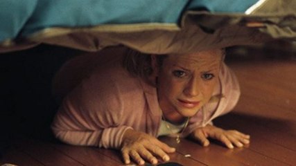 Elle se cache sous le lit pour tester la fidélité de son mari