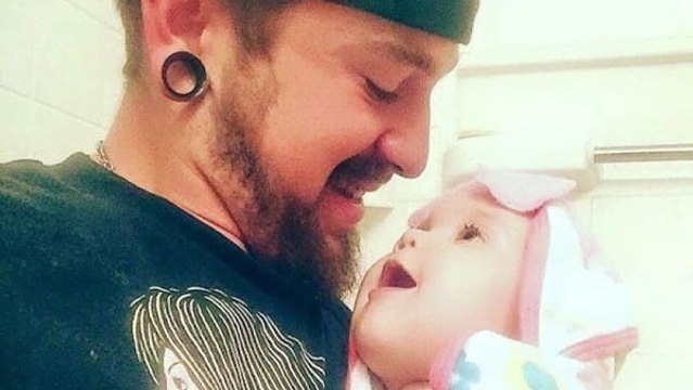 Sa femme l'abandonne avec son bébé un mois après la naissance. Il lui écrit une lettre qui fait le tour du Web !