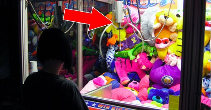 Pourquoi ne gagne-t-on jamais aux machines à pince dans les fêtes foraines ?