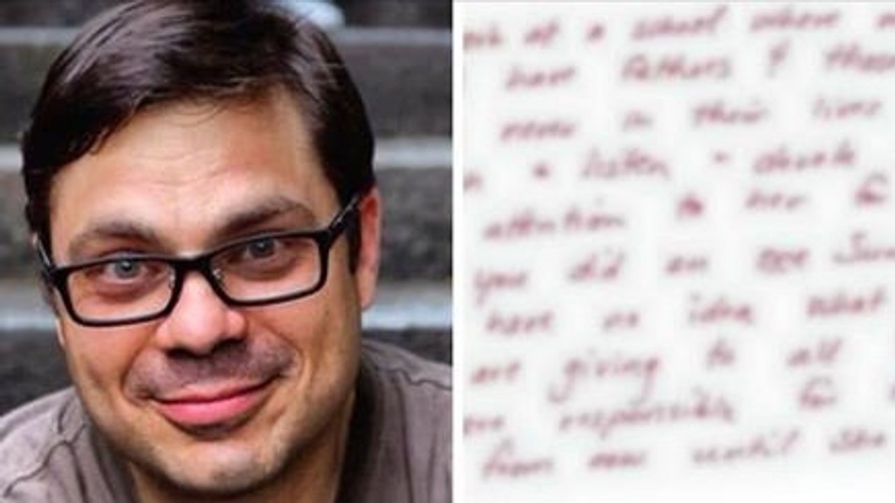 Un père de famille emmène sa fille de 9 ans à dîner, il s'absente quelques instants et voit cette lettre manuscrite mystérieuse sur la table !