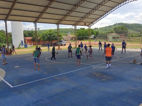 Enfrentando dificuldades, projeto de vôlei para crianças e adultos na zona rural de Cachoeira dos Índios lança campanha para conseguir material