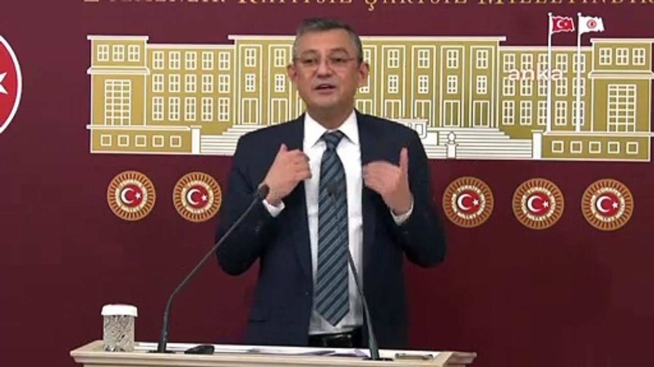 Özgür Özel: Meclis kapalı diyoruz Ulvi Yönter sosyal medyadan fotoğraf paylaşıyor. Uzman çavuş kıyafeti giymiş 'Meclis'teyim' diyor. Az önce baktım odasına baktım kapalı ve tatilde. Ben de Meclis'teyim.