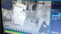 Kaldırım taşıyla camı kırılan kargo şubesinde hırsızlık kamerada