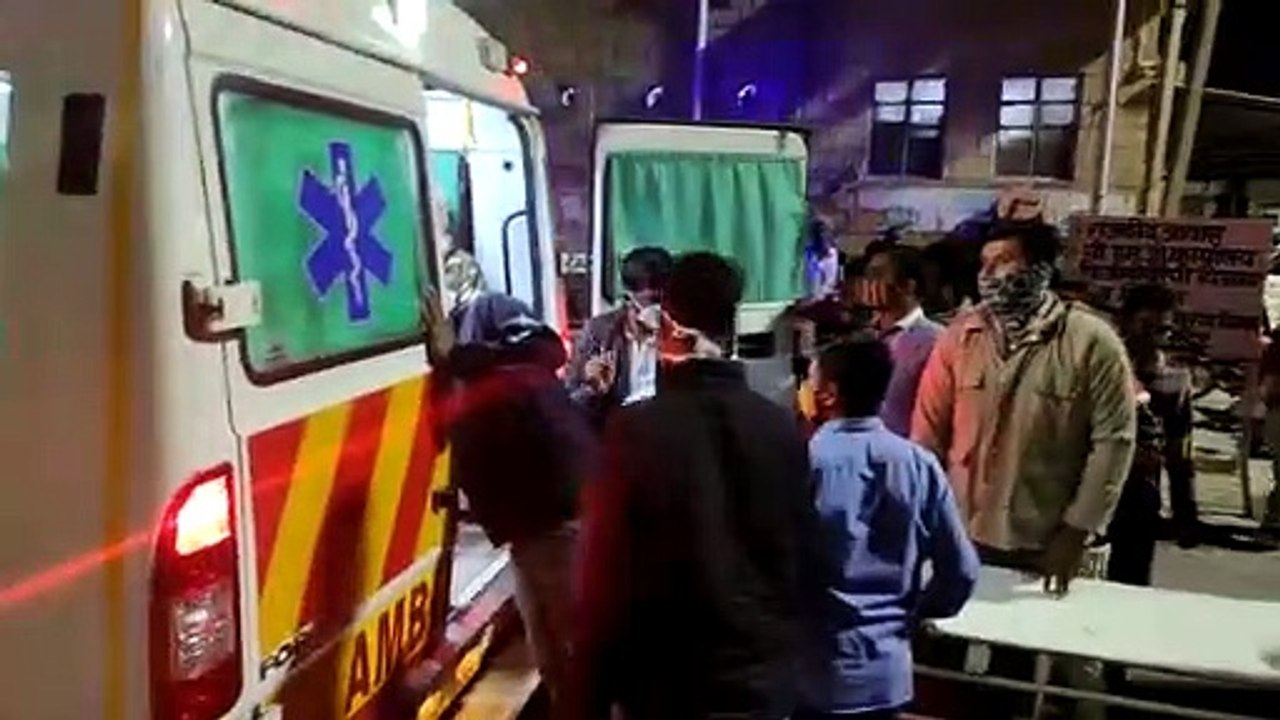 Video: अंधेरे में पसरे सन्नाटे के बीच हादसे की...