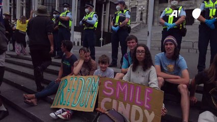 Manifestantes antivacina acampam na Nova Zelândia