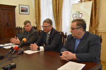 Gazeta Lubuska. Konferencja prasowa dot. ogłoszonego konkursu w zakresie obchodów 800-lecia powstania Zielonej Góry i 700-lecia uzyskania praw miejskich.