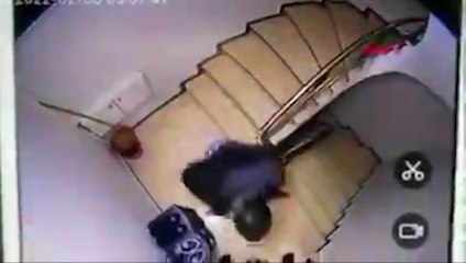 Ayakkabıları seçerek çaldı, merdivenlerden düştü