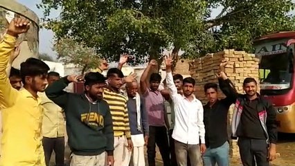 कॉल सुनने के लिए आना पड़ता है गांव से बाहर