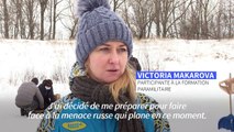 Ukraine: à la frontière russe, militaires et civils se préparent 