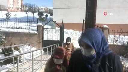 Ercişli anneler askerler için atkı ve bere ördü