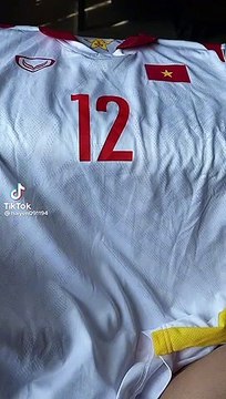 ĐT nữ mỏi tay kí tặng người hâm mộ trước giờ về nước: Nụ cười hạnh phúc xóa tan mệt nhọc