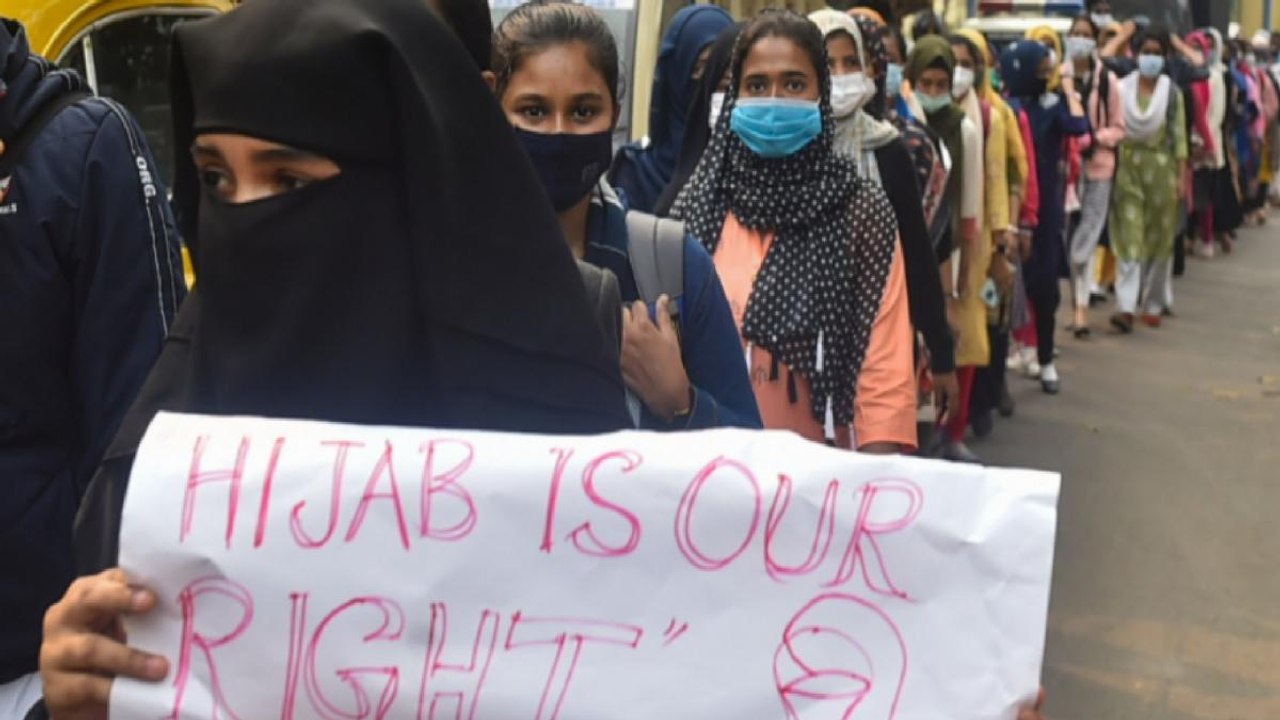 Karnataka Hijab Row: Girls stage protest in Hyd...