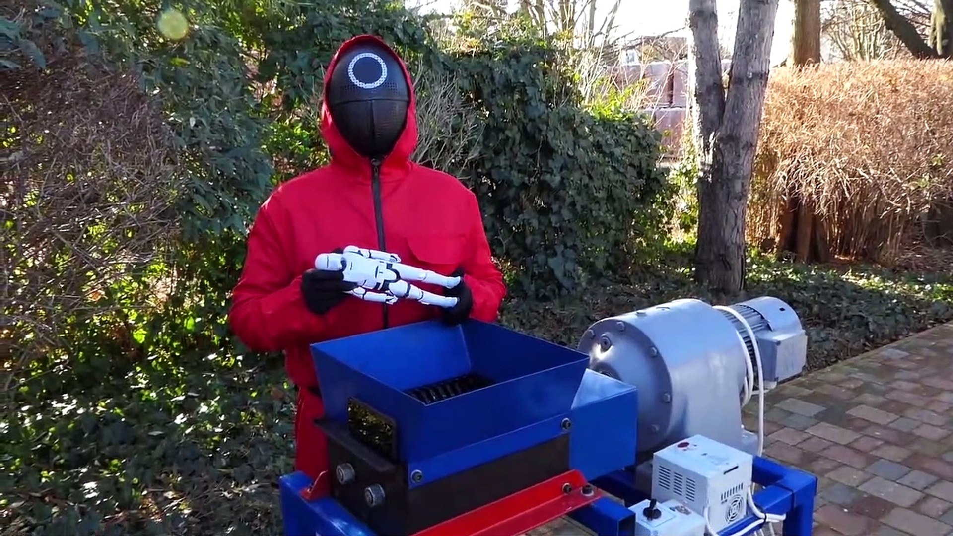 Playing Squid Game with Shredding Machine!