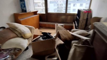 Kötü kokular gelen evden iki kamyon çöp çıktı!