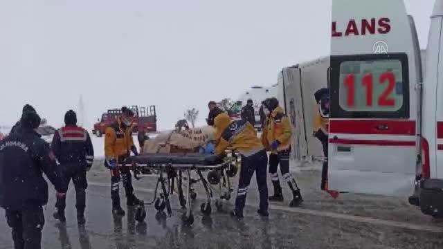 Yolcu otobüsünün devrilmesi sonucu 1 kişi öldü, 34 kişi yaralandı
