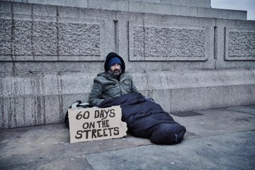 Il passe 60 jours avec des SDF et décide de ne plus leur donner d'argent