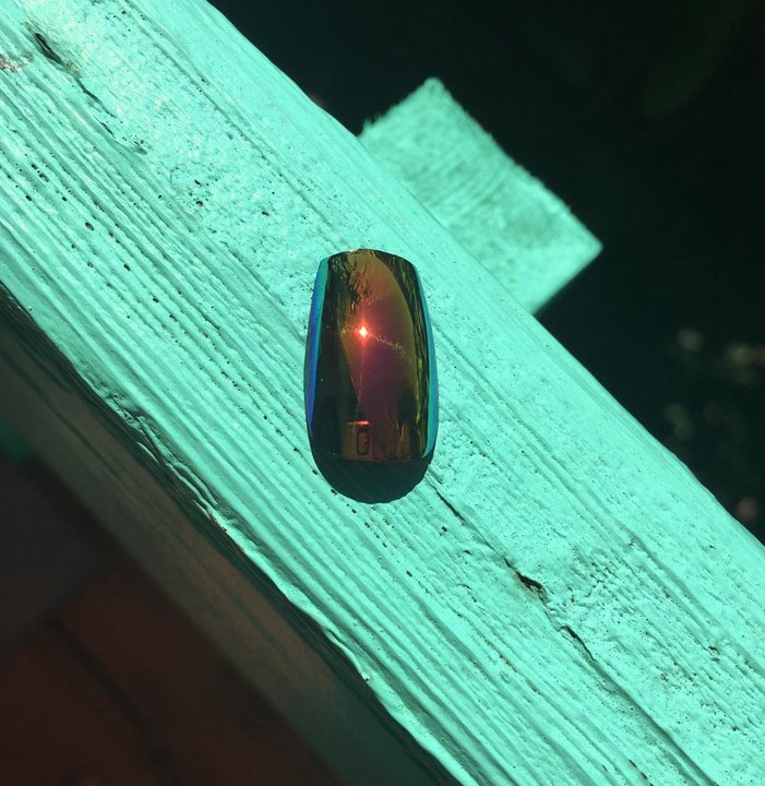 Tendance nail art : après la manucure chromée, place aux ongles façon lunettes de soleil