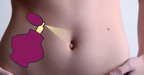 Selon les experts, se parfumer le nombril permettrait de sentir bon toute la journée