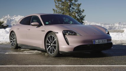 Porsche Taycan Sport Turismo Design in Frozen Berry