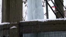 Hava sıcaklığı -16 dereceye düştü su deposu buz kulesine döndü