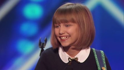 Lorsqu'elle arrive sur scène, le jury sourit gentiment devant ce petit bout... Mais lorsqu'elle commence à chanter, tout le monde reste bouche bée