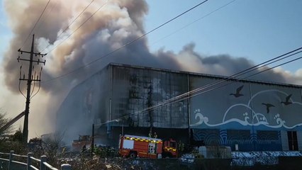 충남 서산 쓰레기 매립장 건물에서 불..."완전 진화에 시간 걸려" / YTN