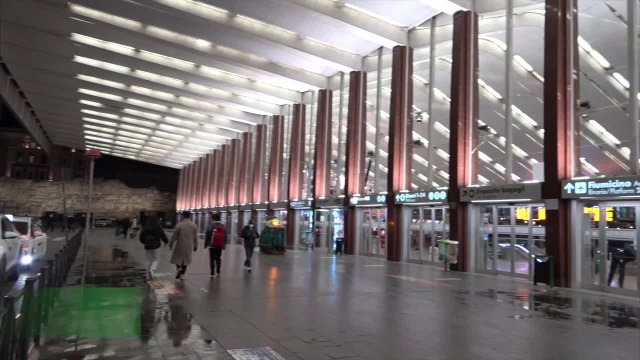 Vietato dare cibo ai senza tetto nella stazione Termini, volontari identificati