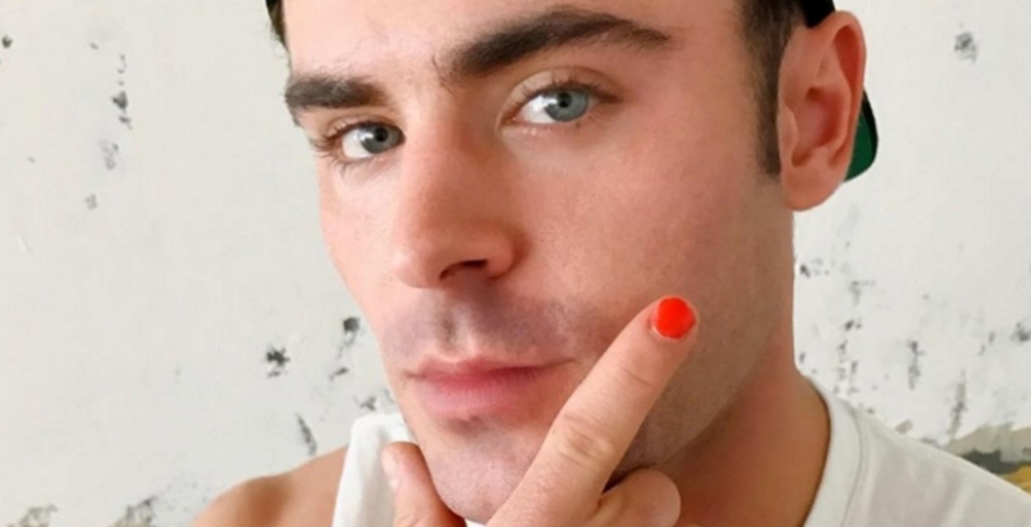 Si vous voyez un homme avec un ongle vernis durant ce mois d'octobre, voici  ce que ça signifie ! - Vidéo Dailymotion