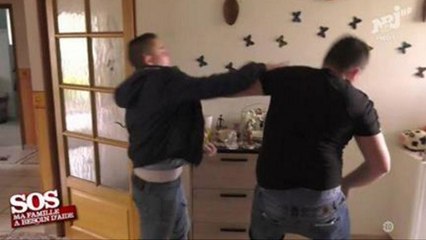 SOS ma famille a besoin d'aide : une jeune fille frappe violemment son frère au visage