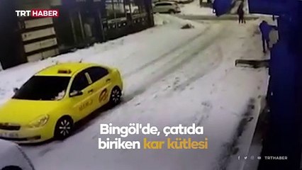 Çatıda biriken kar kütlesi üzerine düştü