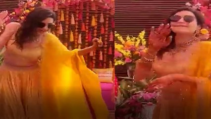 Karishma Tanna ने Varun के नाम की मेहंदी लगाकर सहेलियो संग किया dance; Watch video | FilmiBeat