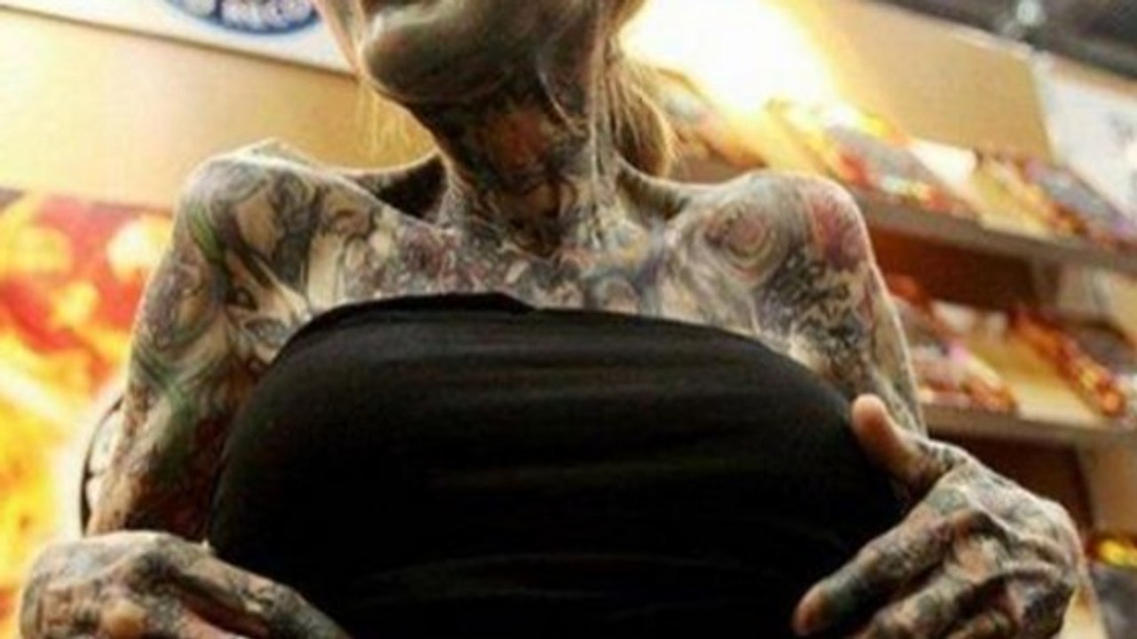 Atteinte d'une maladie de la peau, cette femme se fait tatouer entièrement le corps !
