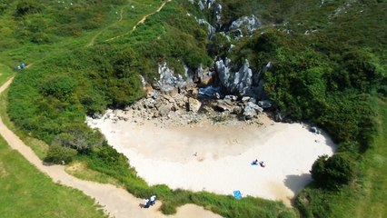 Playa de Gulpiyuri : une plage secrète en plein milieu d'un champ en Espagne