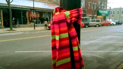 Vous avez déjà vu des écharpes accrochées à des poteaux ou des arbres ? Voici ce que ça signifie