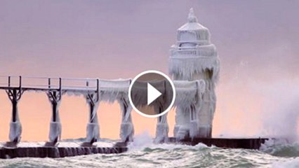 Michigan (USA) : le froid transforme le phare St Joseph en un magnifique château de glace
