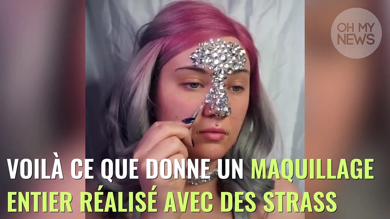 Insolite : cette youtubeuse se maquille entièrement le visage avec des strass