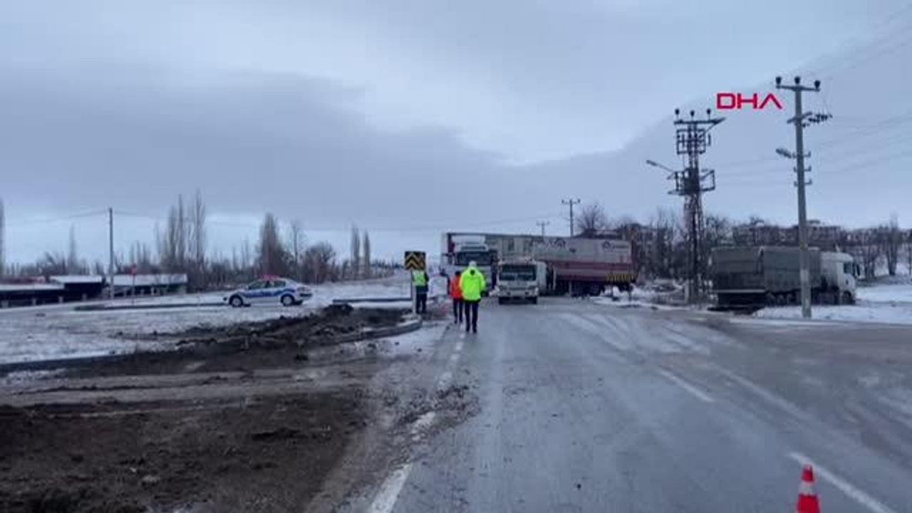 TIR'A ÇARPAN KAMYONET SÜRÜCÜSÜNÜ İTFAİYE KURTARDI